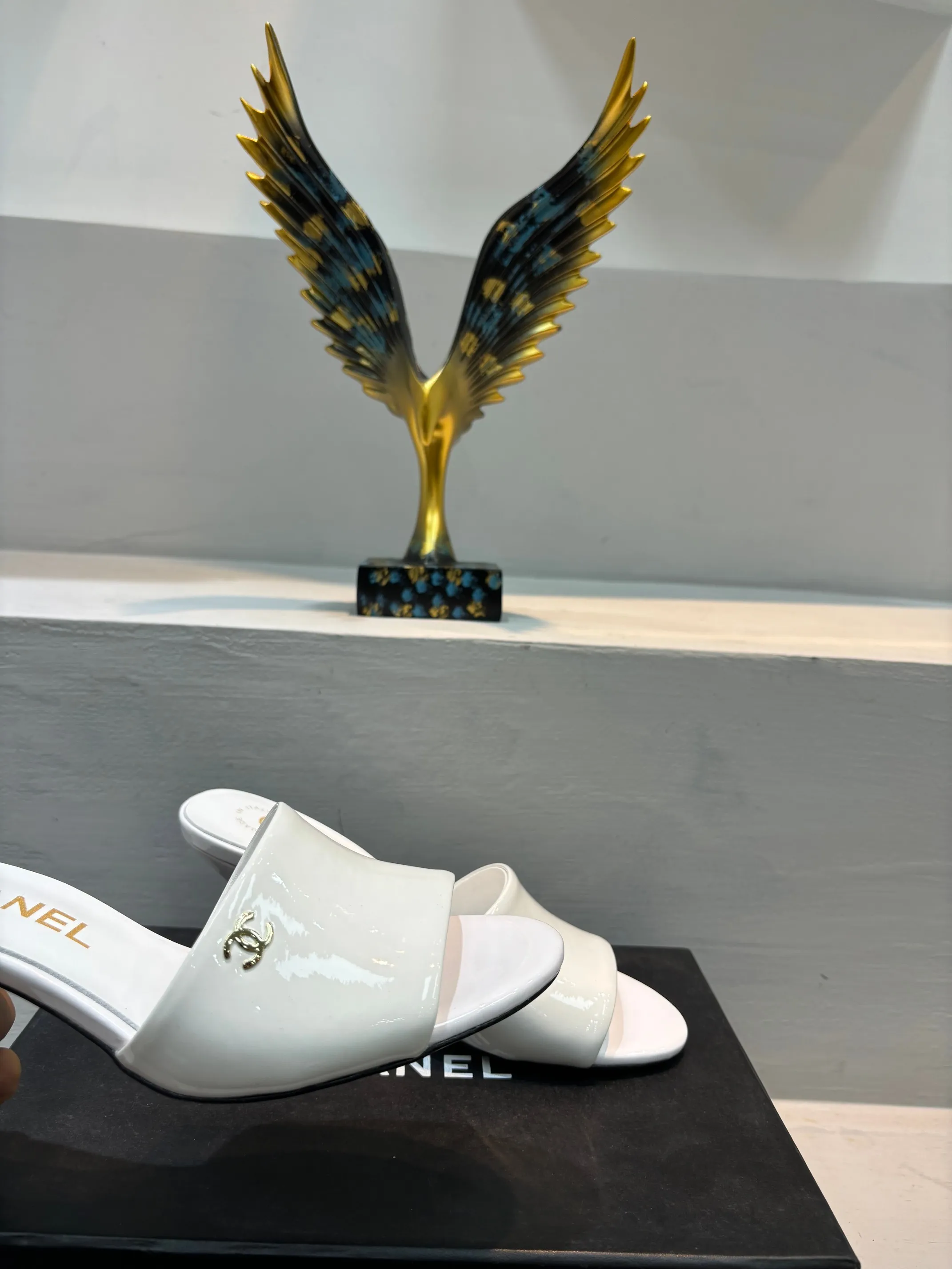 👟👟Ex-factory price 520👟👟 🌲🌲🌲 Chanel's new slippers for early summer, the same style is used by major fashion bloggers and celebrities, they are so beautiful! The upper is made of imported glossy patent leather and the lining is made of sheepskin. Original leather outsole, heel height 5cm. Size: 35-41 (custom-made 40 and 41 non-refundable)